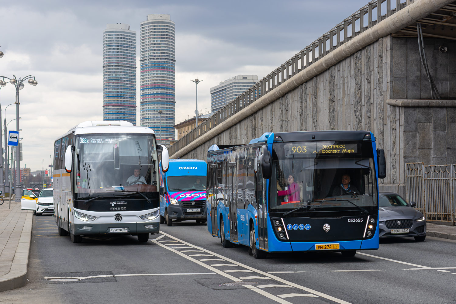 Московская область, Foton BJ6122U8MKB-A2 № 107998; Москва, НефАЗ-5299-40-52 № 032655