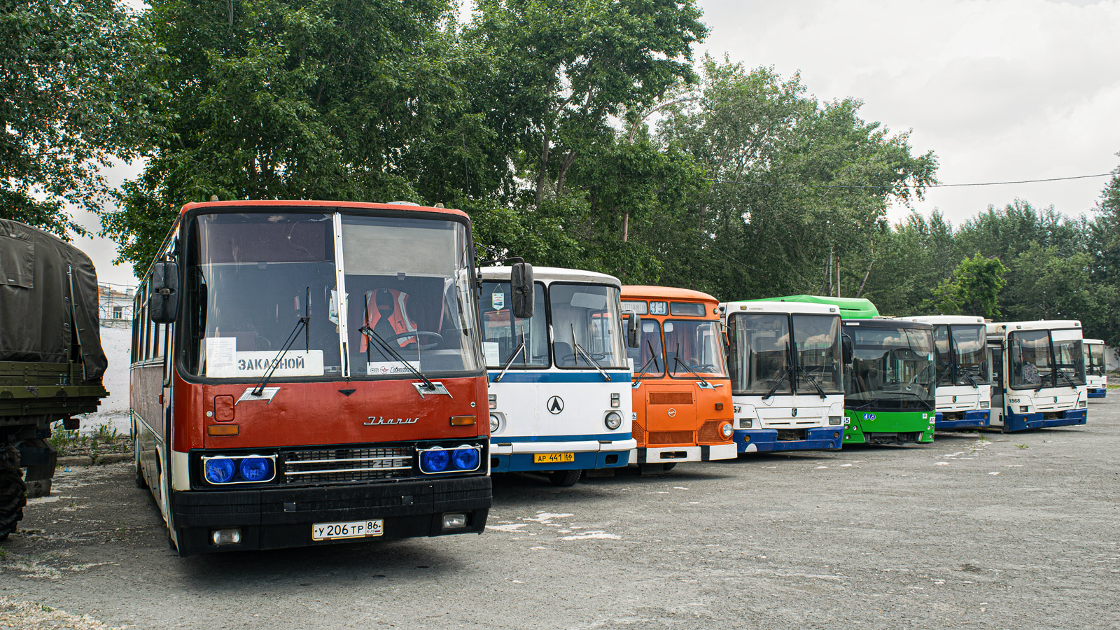Свердловская область, Ikarus 256.74 № У 206 ТР 86; Свердловская область, НефАЗ-5299-20-32 № 1860; Свердловская область, НефАЗ-5299-20-32 № 1858