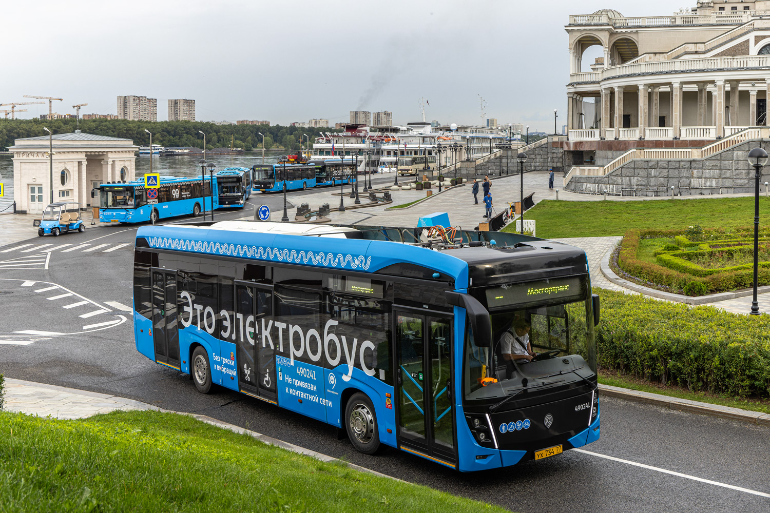 Москва, КАМАЗ-6282 № 490241