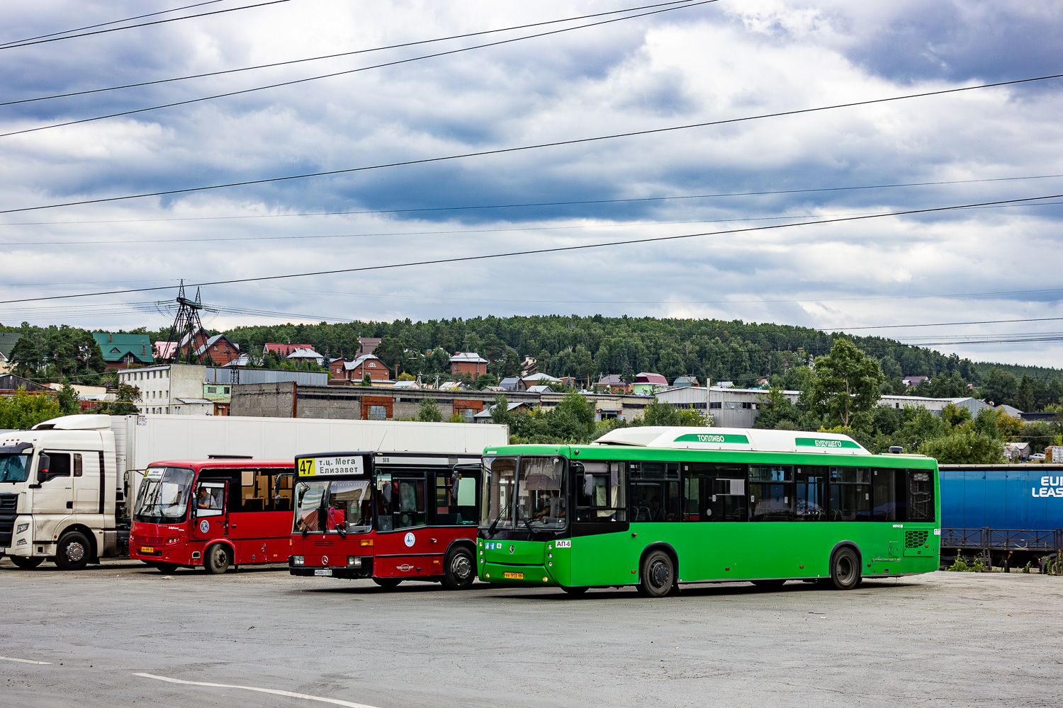 Свердловская область, Mercedes-Benz O405N2 № М 500 СО 159; Свердловская область, НефАЗ-5299-40-51 № 1772; Свердловская область — Автовокзалы, конечные станции и остановки