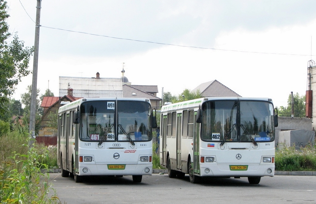 Sanktpēterburga, LiAZ-5256.25 № 3221; Sanktpēterburga, LiAZ-5256.25 № 3070