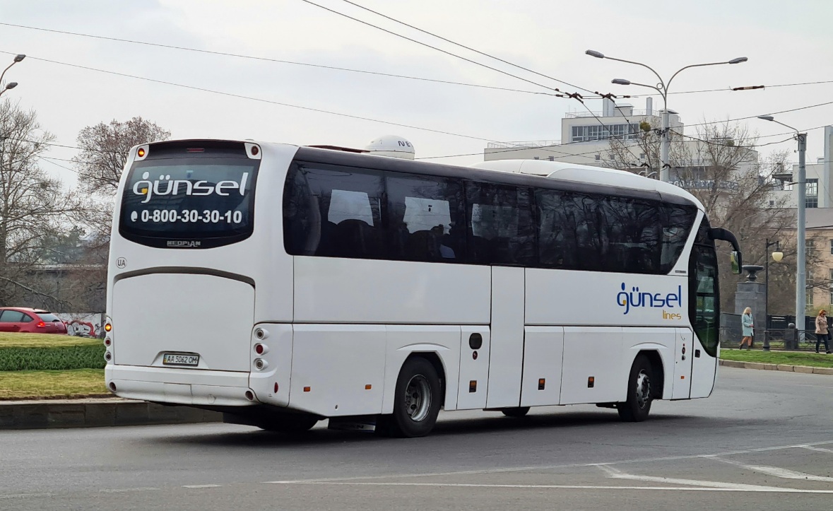 Kiew, Neoplan P21 N2216SHD Tourliner SHD Nr. AA 5062 OM