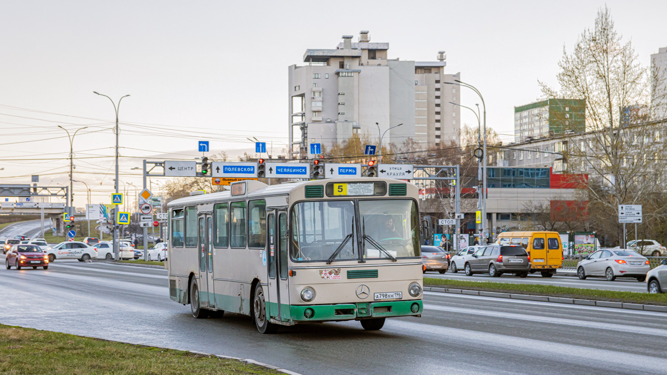 Свердловская область, Mercedes-Benz O305 № А 798 ХН 196