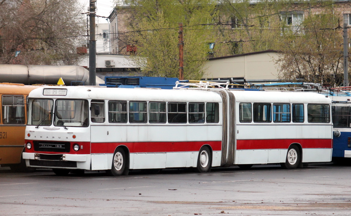 Москва, Ikarus 180 № 011