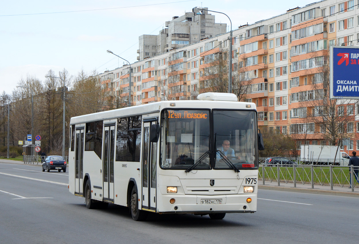 Sankt Petersburg, NefAZ-5299-30-32 Nr 1975