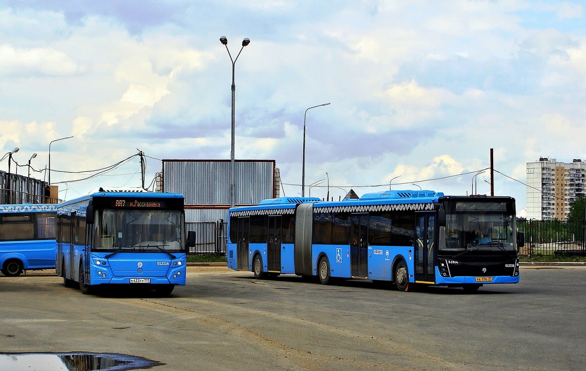 Moskwa, LiAZ-5292.22 (2-2-2) Nr 012116; Moskwa, LiAZ-6213.65 Nr 013338