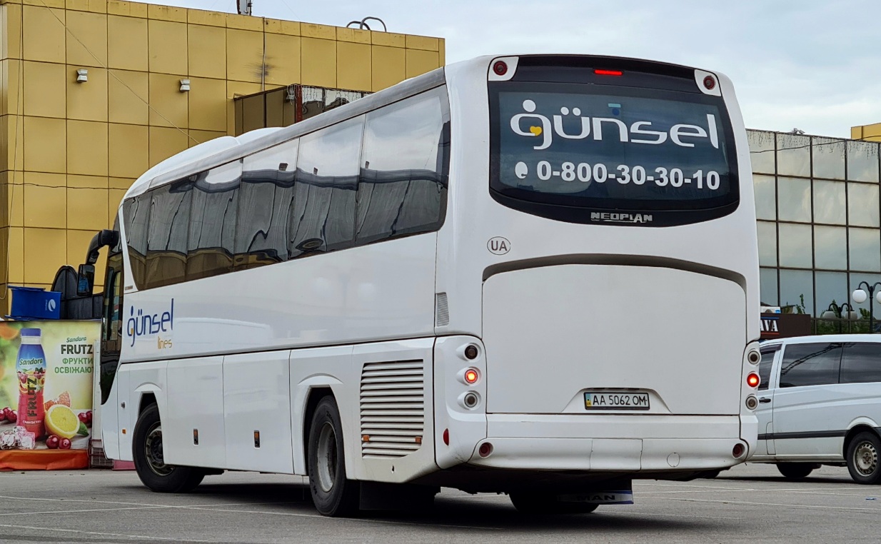 Kijów, Neoplan P21 N2216SHD Tourliner SHD Nr AA 5062 OM