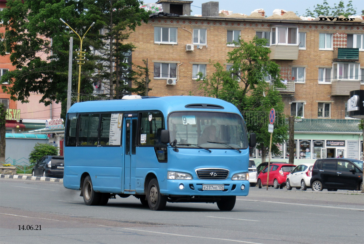 Приморский край, Hyundai County № Е 237 НЕ 125