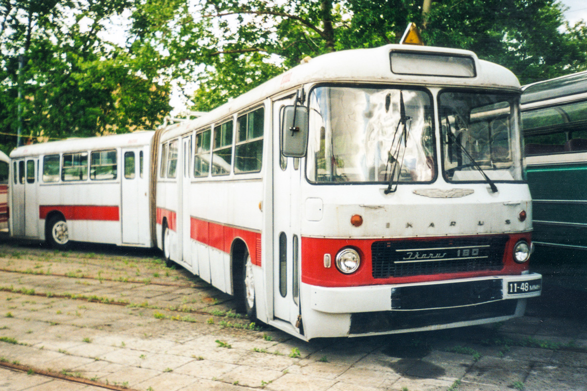 Москва, Ikarus 180 № 011