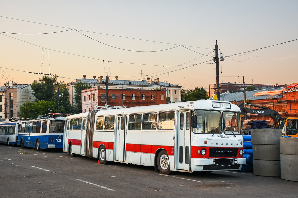 Москва, Ikarus 180 № 011