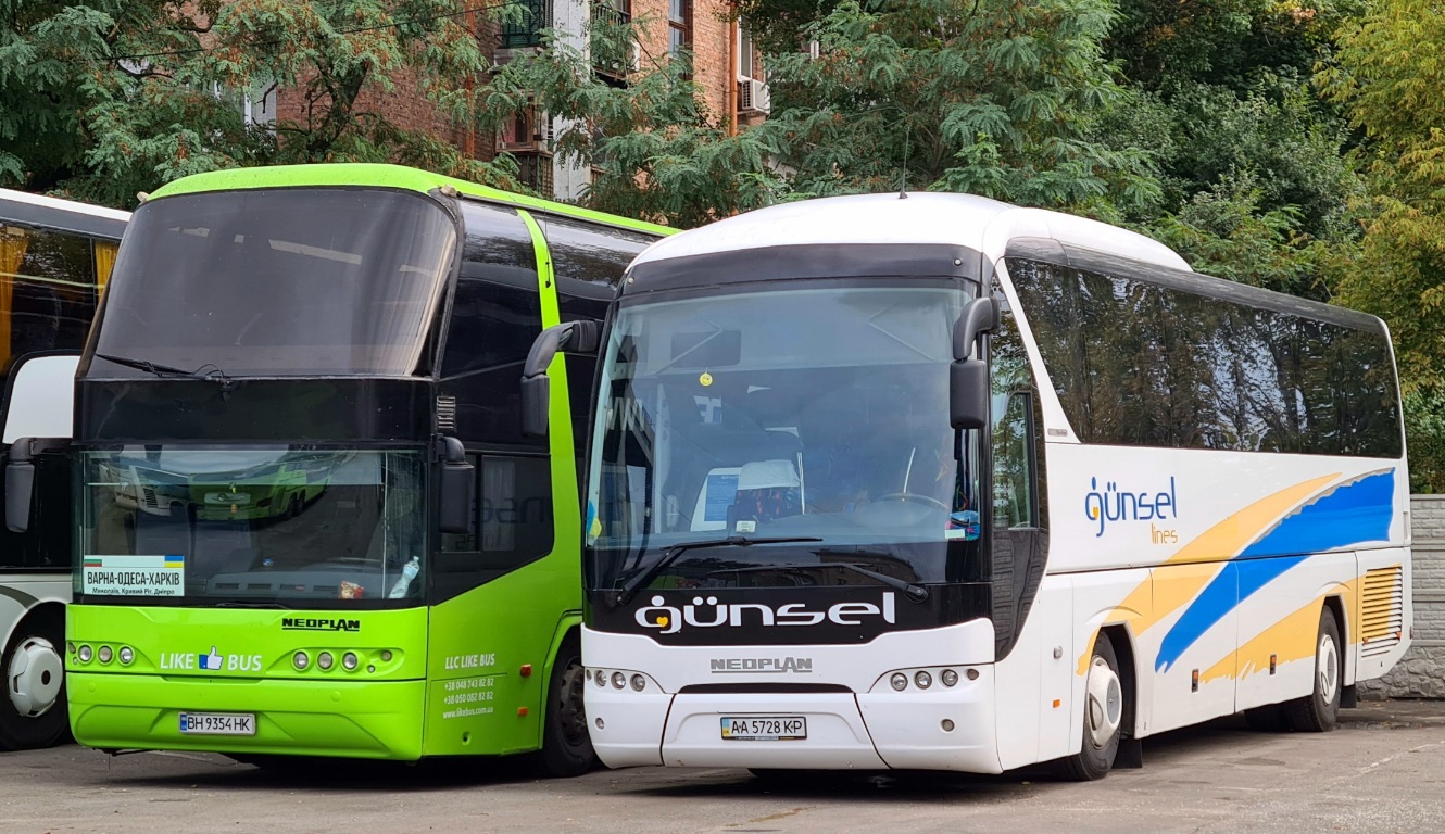 Киев, Neoplan P21 N2216SHD Tourliner SHD № AA 5728 KP; Одесская область, Neoplan PB1 N1122/3C Skyliner C № BH 9354 HK