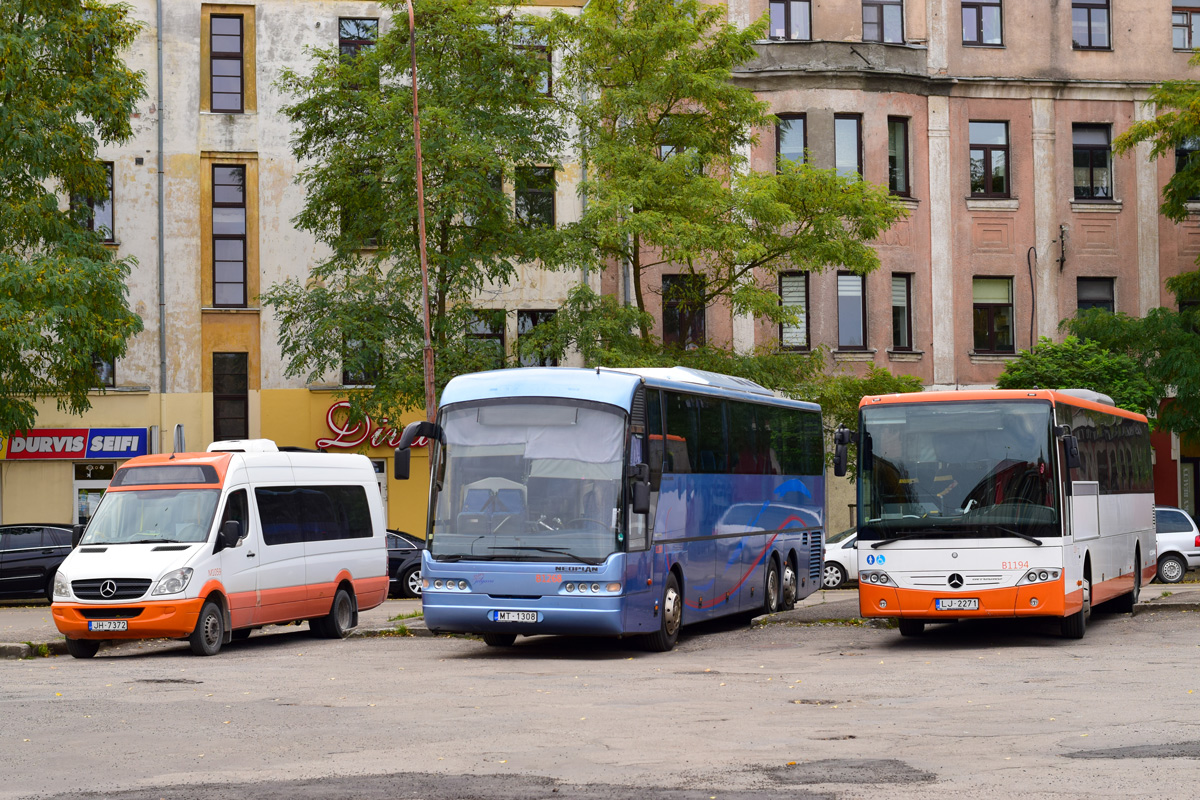 Lotyšsko, Universāls č. M1059; Lotyšsko, Neoplan PC6 N3316/3SHDL Euroliner SHDL č. B1268; Lotyšsko, Mercedes-Benz Intouro II EL č. B1194