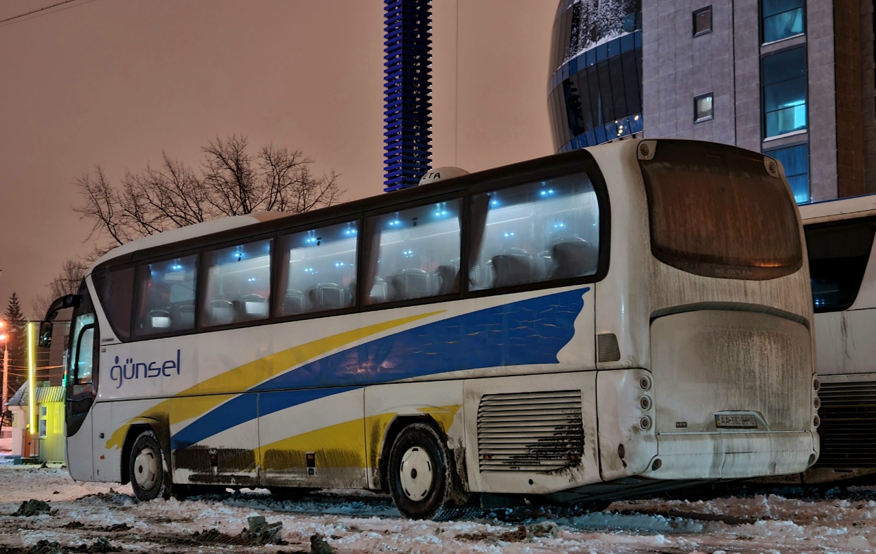 Киев, Neoplan P21 N2216SHD Tourliner № AA 3328 MC