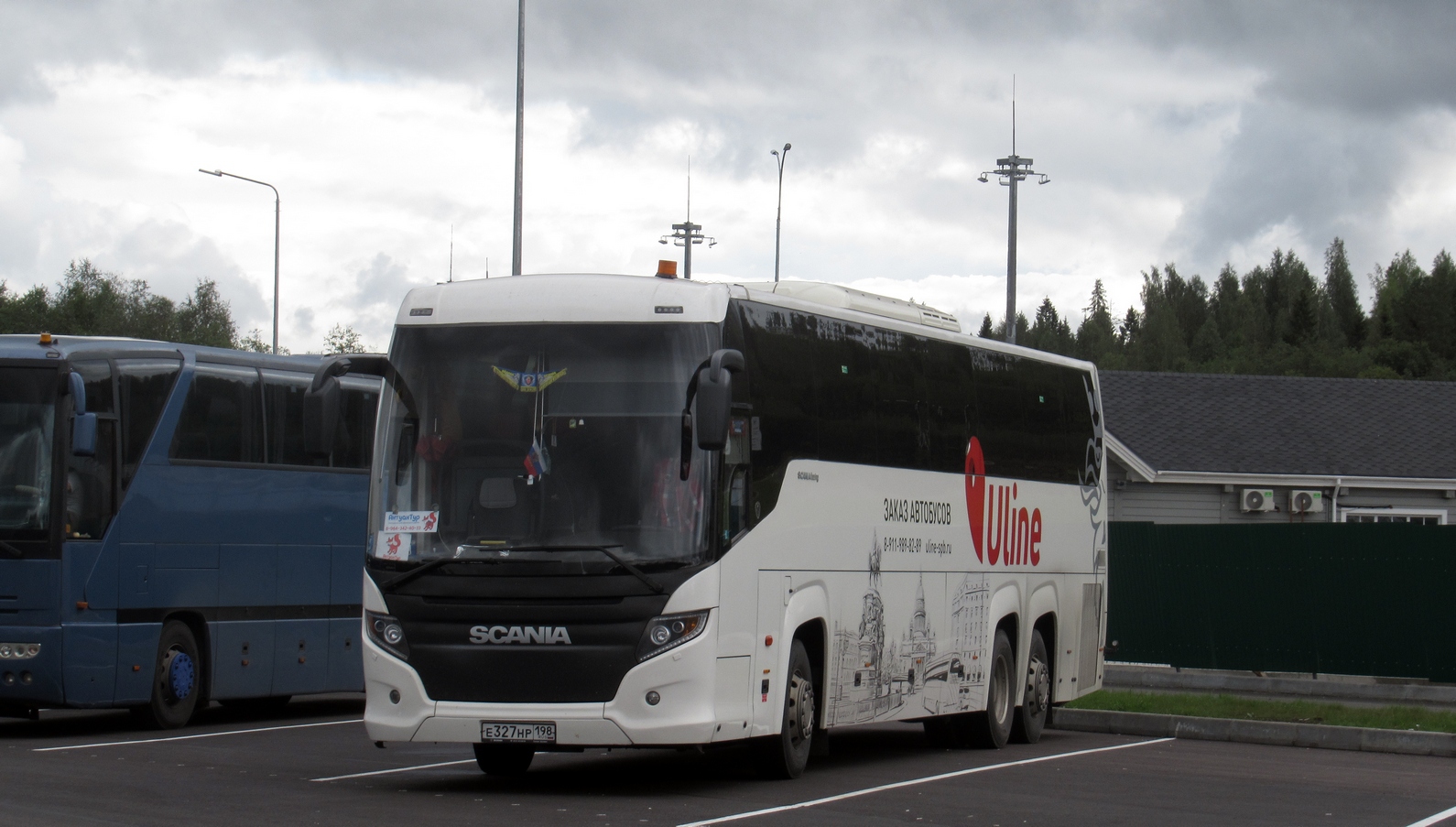Petrohrad, Scania Touring HD 13.7 č. Е 327 НР 198