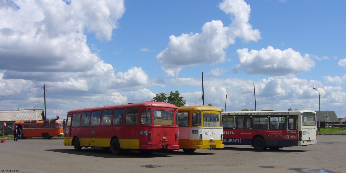 Omsk region, LiAZ-677M č. 1223