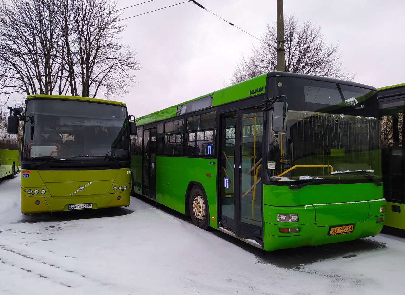 Charkovská oblast, Volvo 8700 č. AX 4573 ME; Charkovská oblast, MAN A74 Lion's Classic SL283 č. 997