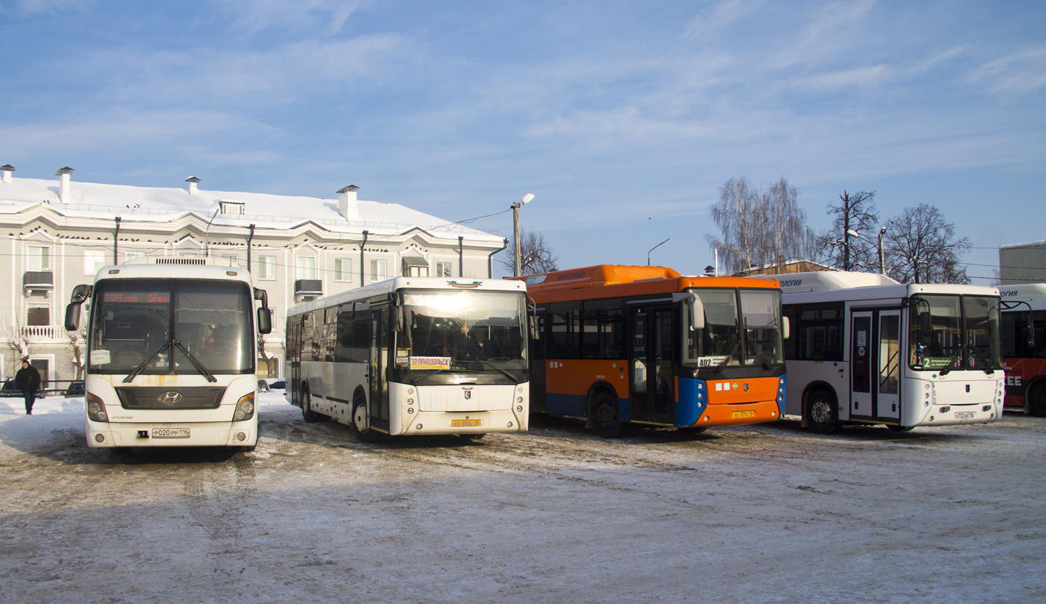 Татарстан, Hyundai Universe Space Luxury № Р 020 РР 116; Татарстан, НефАЗ-5299-11-52 № АУ 006 16