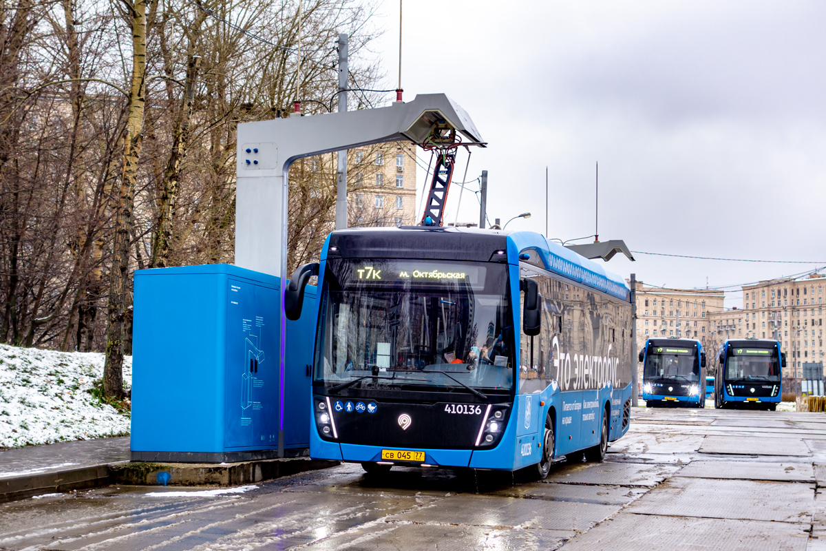 Moskau, KAMAZ-6282 Nr. 410136