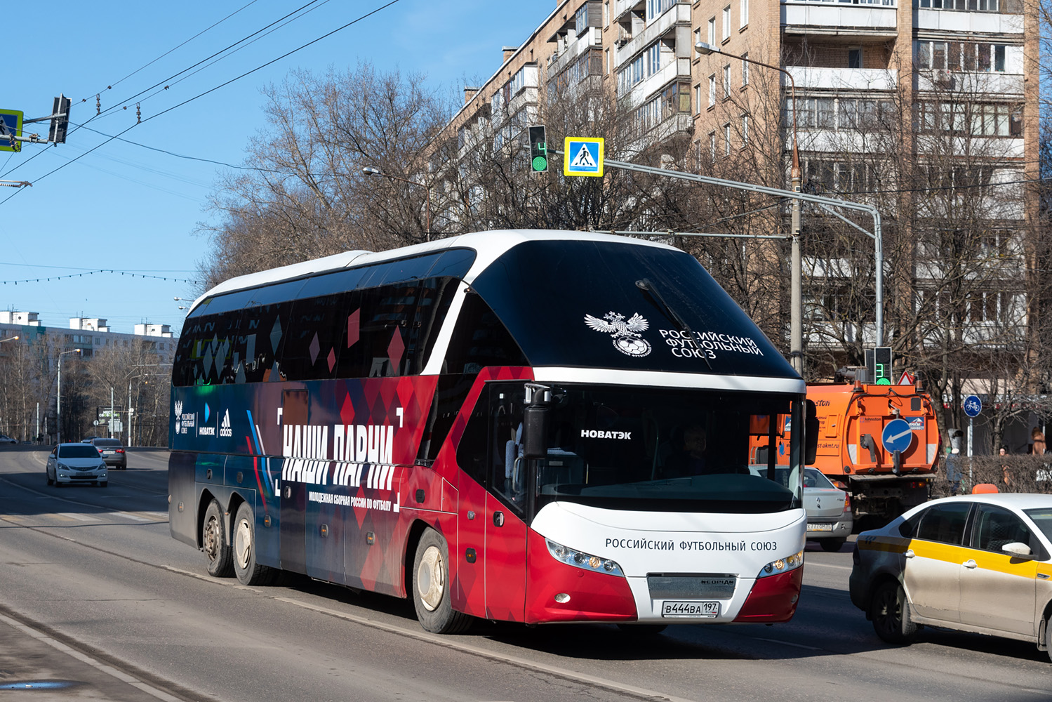 Москва, Neoplan P11 N5217/3SHD Starliner C № В 444 ВА 197