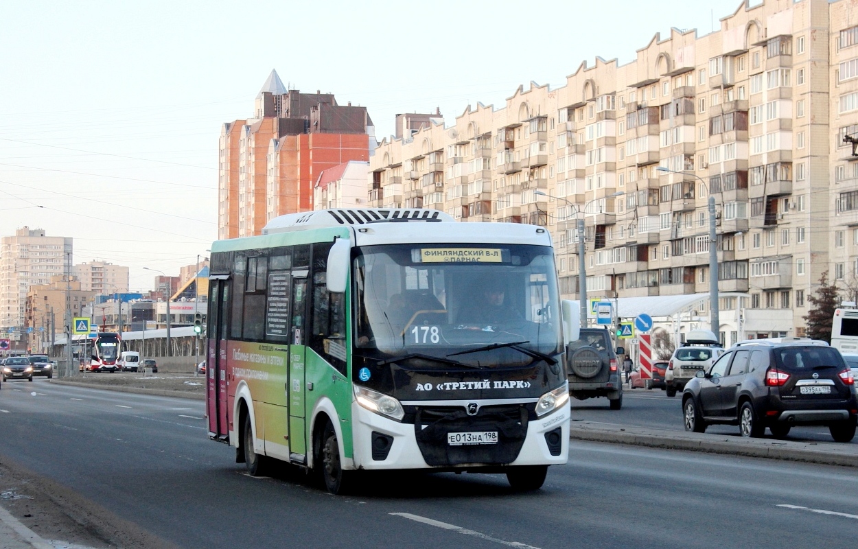 Sankt Petersburg, PAZ-320435-04 "Vector Next" Nr. Е 013 НА 198