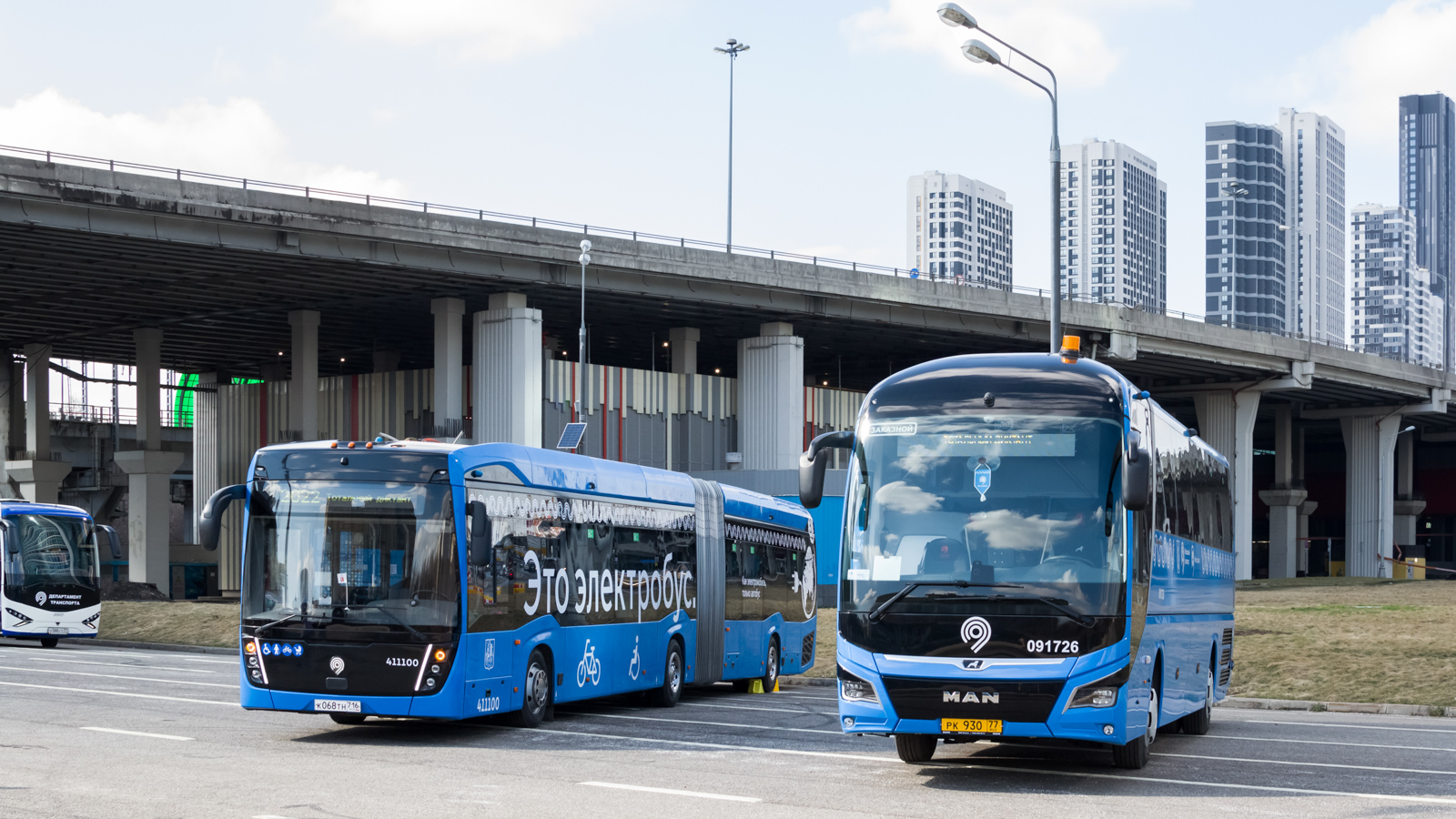 Москва, КАМАЗ-6292 № 411100; Москва, MAN R07 Lion's Coach RHC444 № 091726