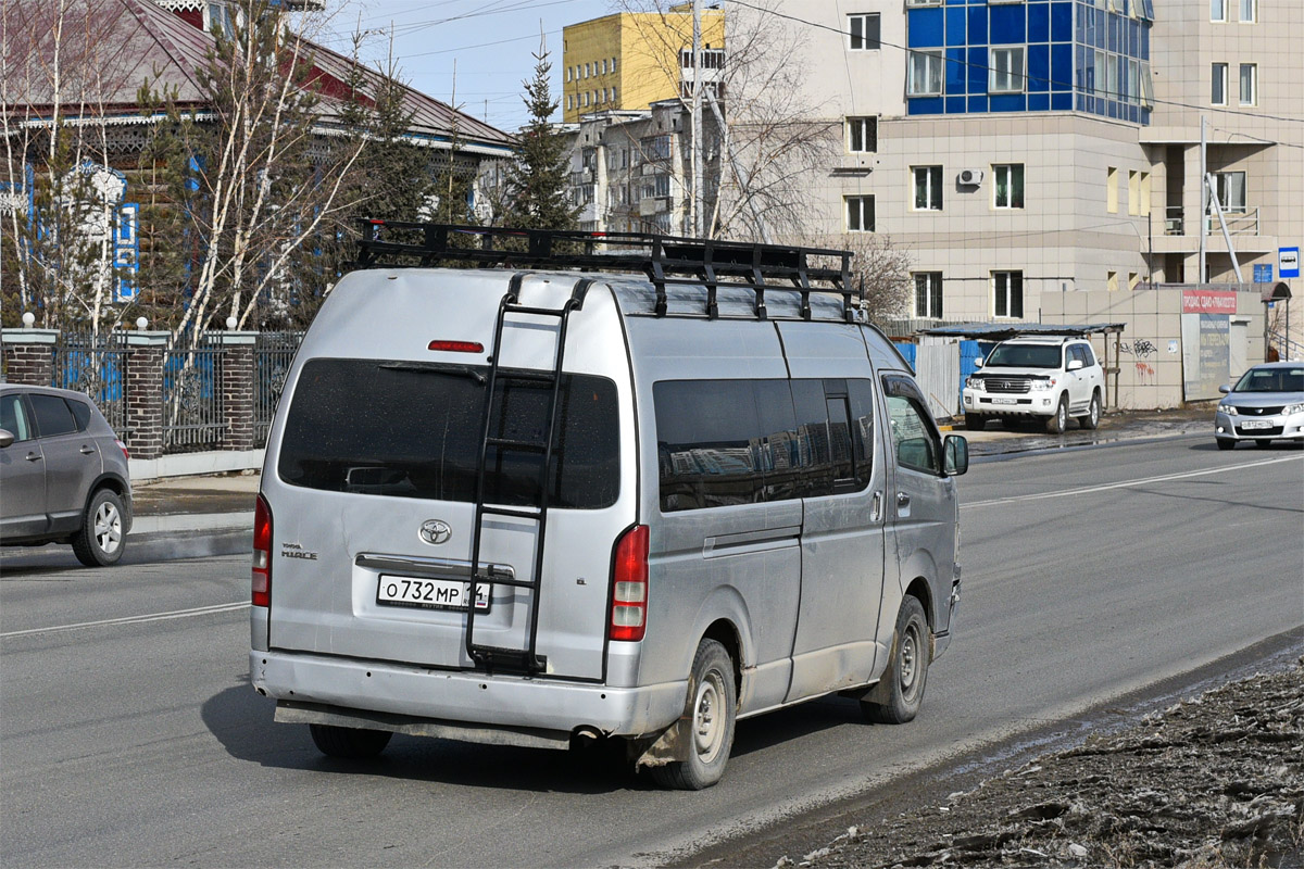 Саха (Якутия), Toyota HiAce TRH223L № О 732 МР 14