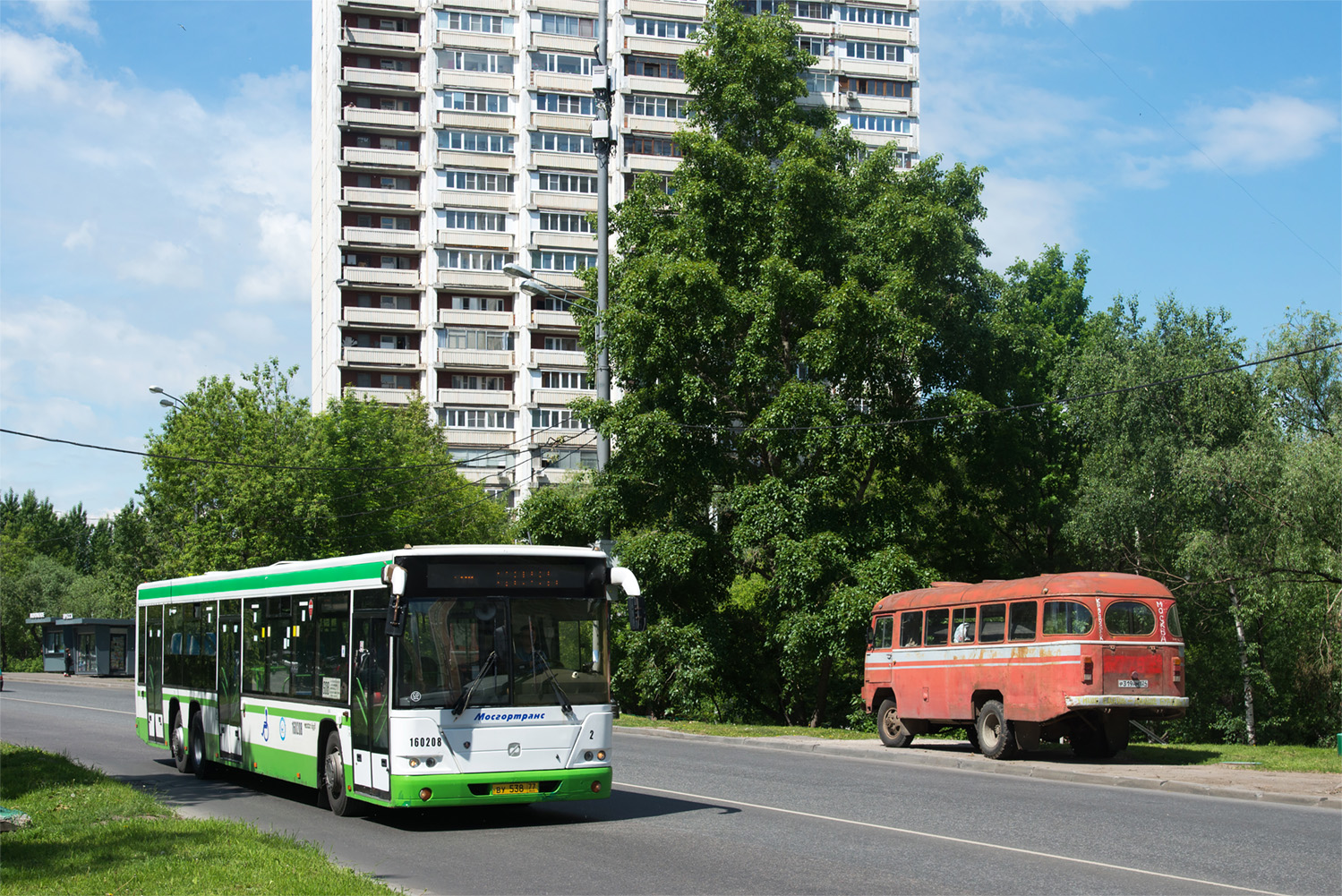 Москва, ГолАЗ-6228 № 160208; Красноярский край, ПАЗ-3201С, 320101 № Р 319 НМ 124