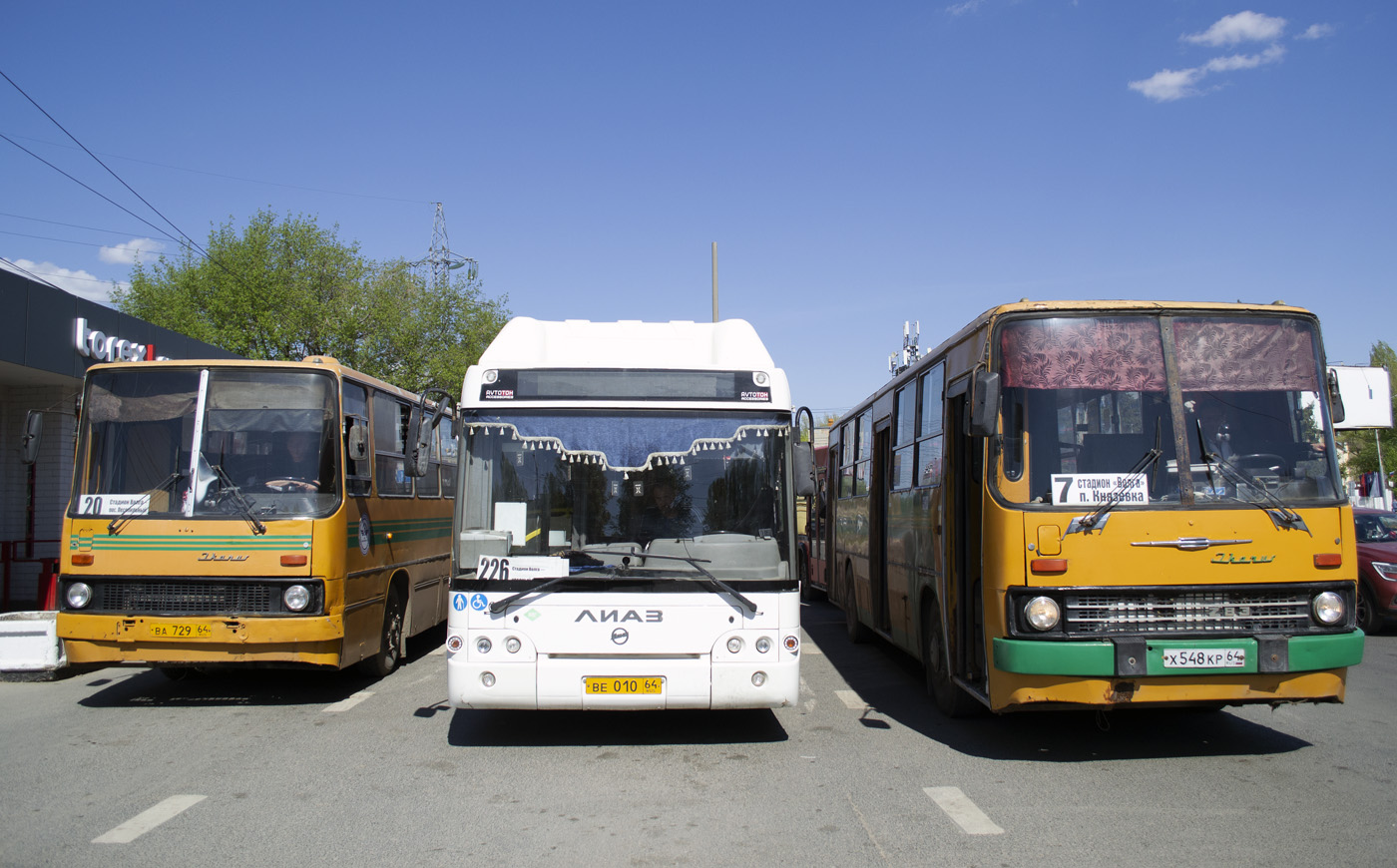 Саратовская область, ЛиАЗ-5292.67 (CNG) № ВЕ 010 64; Саратовская область, Ikarus 260 (280) № Х 548 КР 64