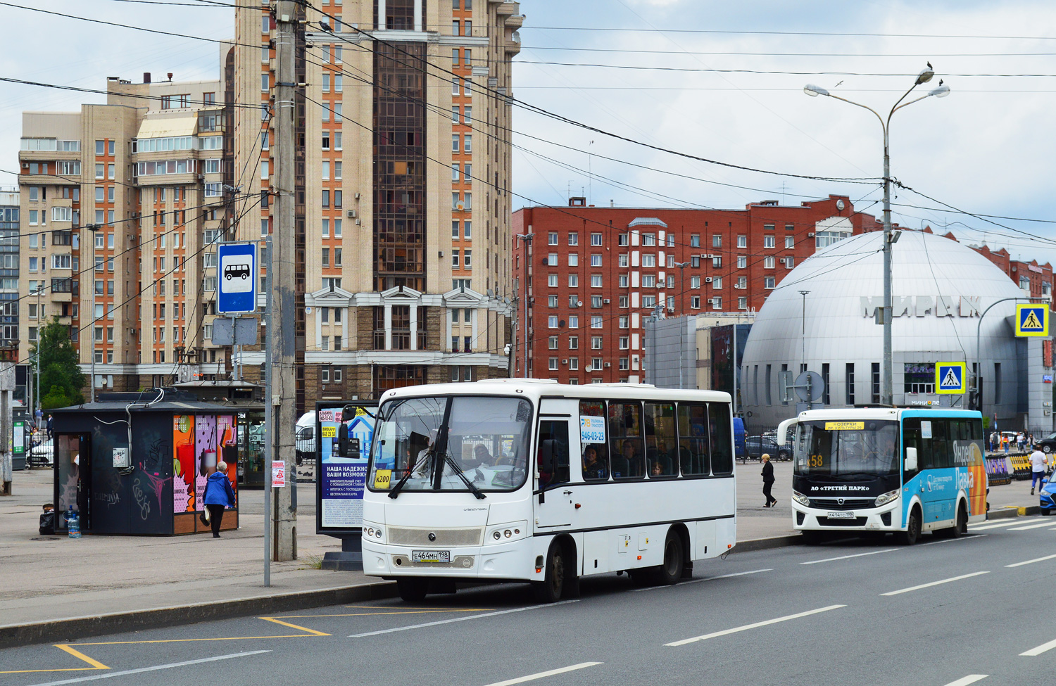 Petrohrad, PAZ-320402-05 "Vector" č. Е 464 МН 198