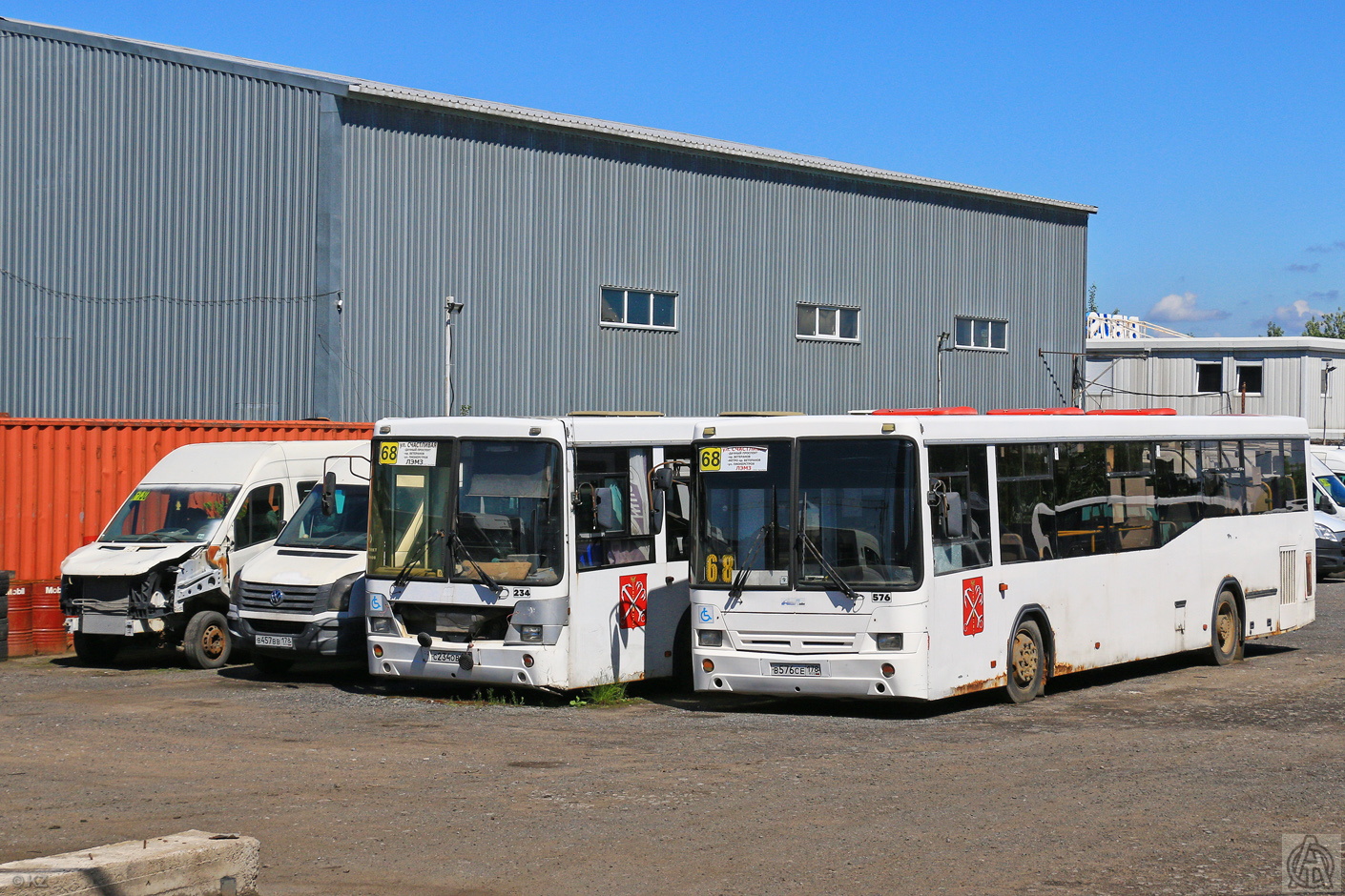 Petrohrad, BTD-2219 (Volkswagen Crafter) č. 44; Petrohrad, NefAZ-5299-30-32 č. 6; Petrohrad, NefAZ-5299-30-22 č. 9