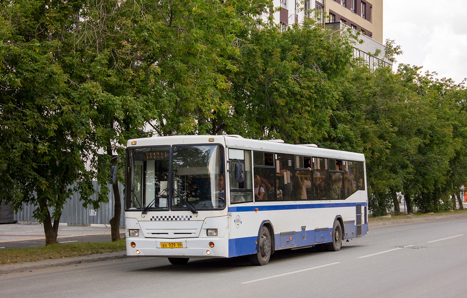 Sverdlovsk region, NefAZ-5299-20-32 # 402