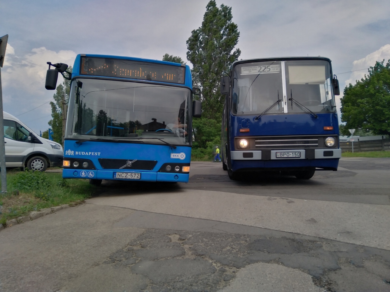 Венгрыя, Volvo 7000 № NCZ-572; Венгрыя, Ikarus 260.45 № 01-50