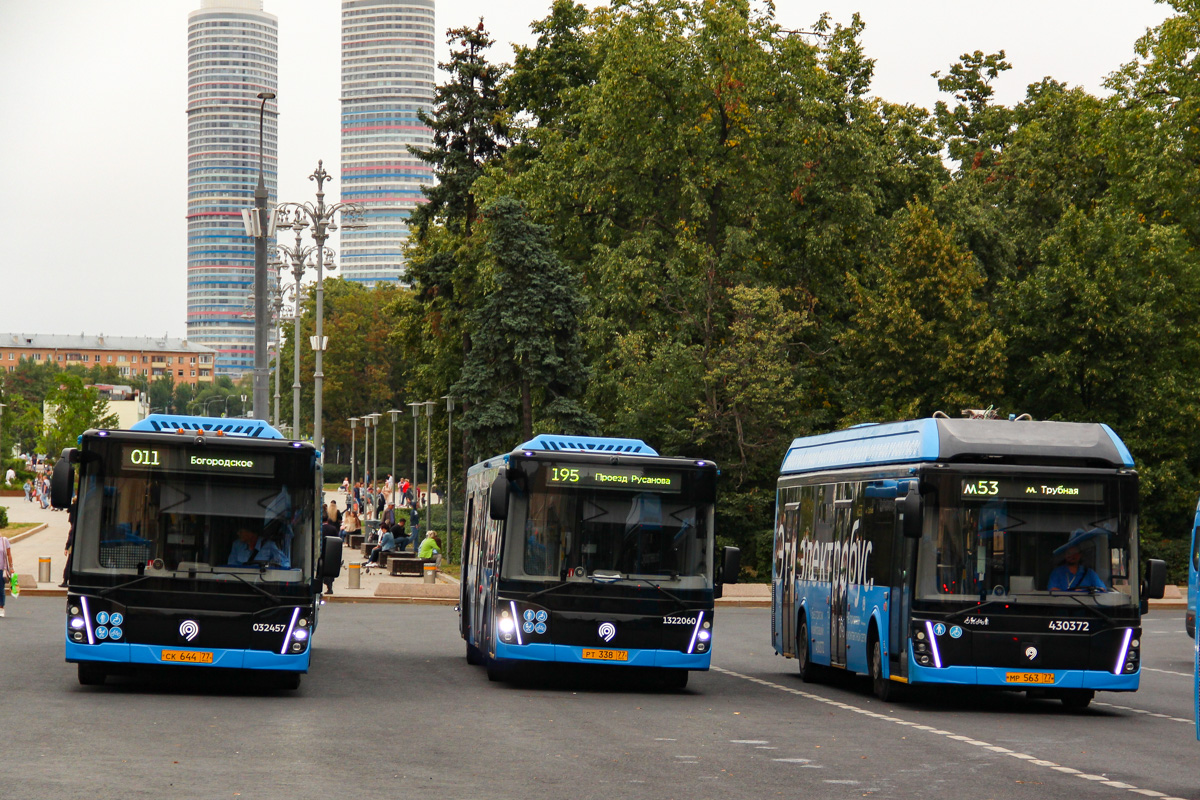 Москва, ЛиАЗ-6213.65 № 032457; Москва, ЛиАЗ-6274 № 430372; Москва — Автобусные вокзалы, станции и конечные остановки