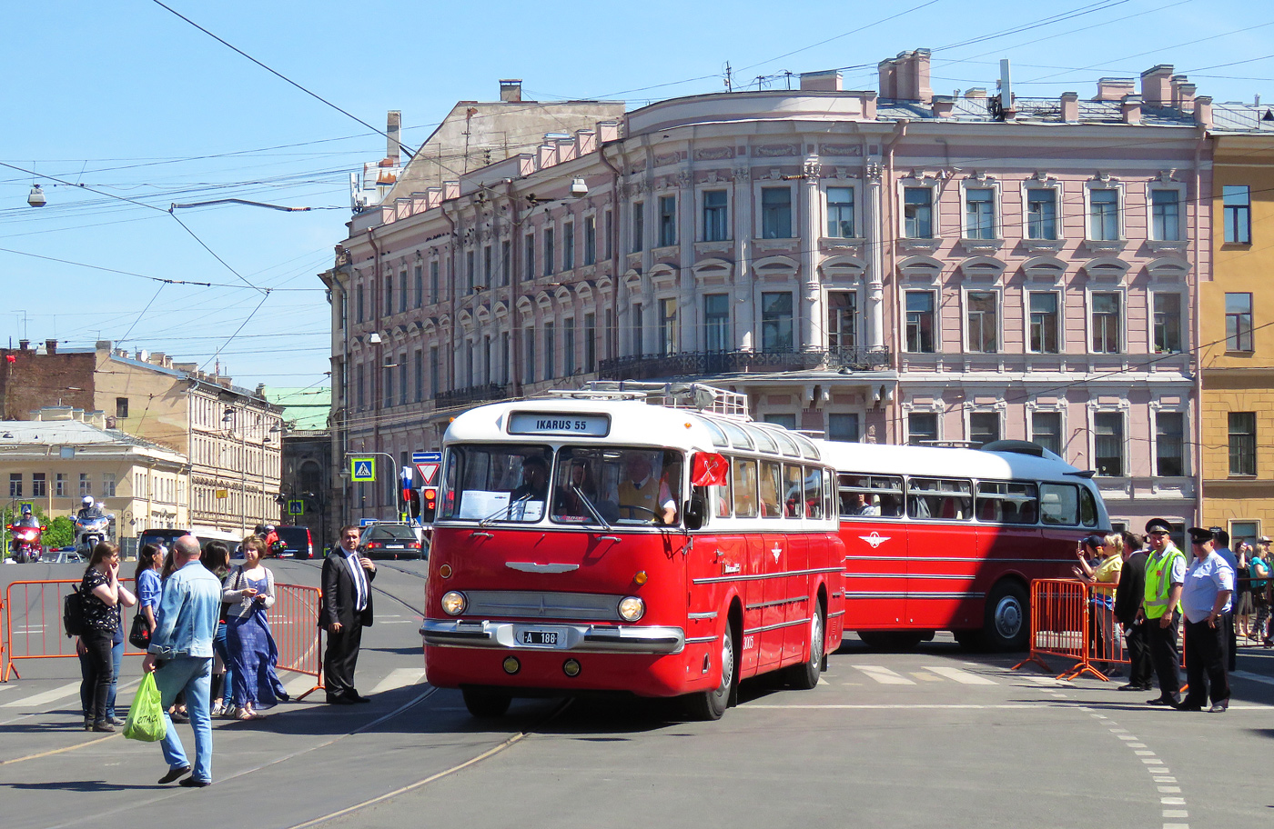 Эстония, Ikarus  55.52 № A 188; Эстония, Ikarus  55.14 Lux № A 215; Санкт-Петербург — IV Петербургский парад ретро-транспорта 26 мая 2018 г.