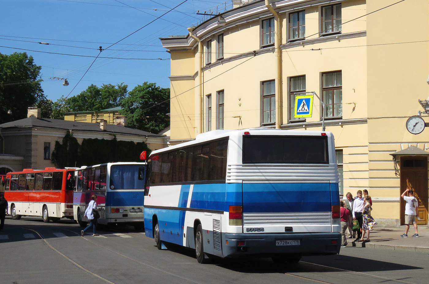 Petrohrad, Ikarus 250.93 č. Е 370 ВК 138; Petrohrad, Ikarus 253.52 č. 8079; Petrohrad — IV St.Petersburg Retro Transport Parade, May 26, 2018