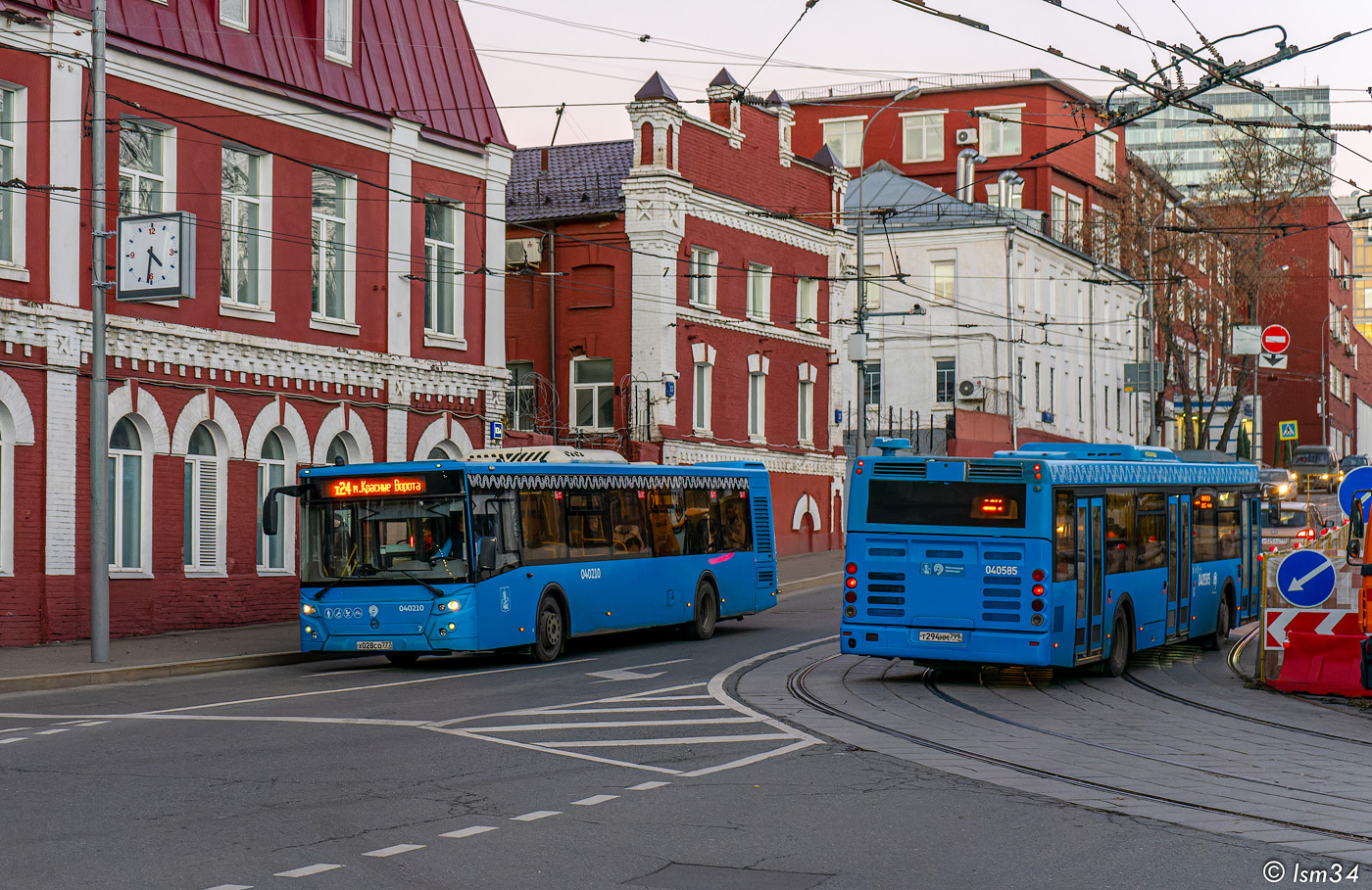 Москва, ЛиАЗ-5292.65 № 040210; Москва, ЛиАЗ-5292.22 (2-2-2) № 040585