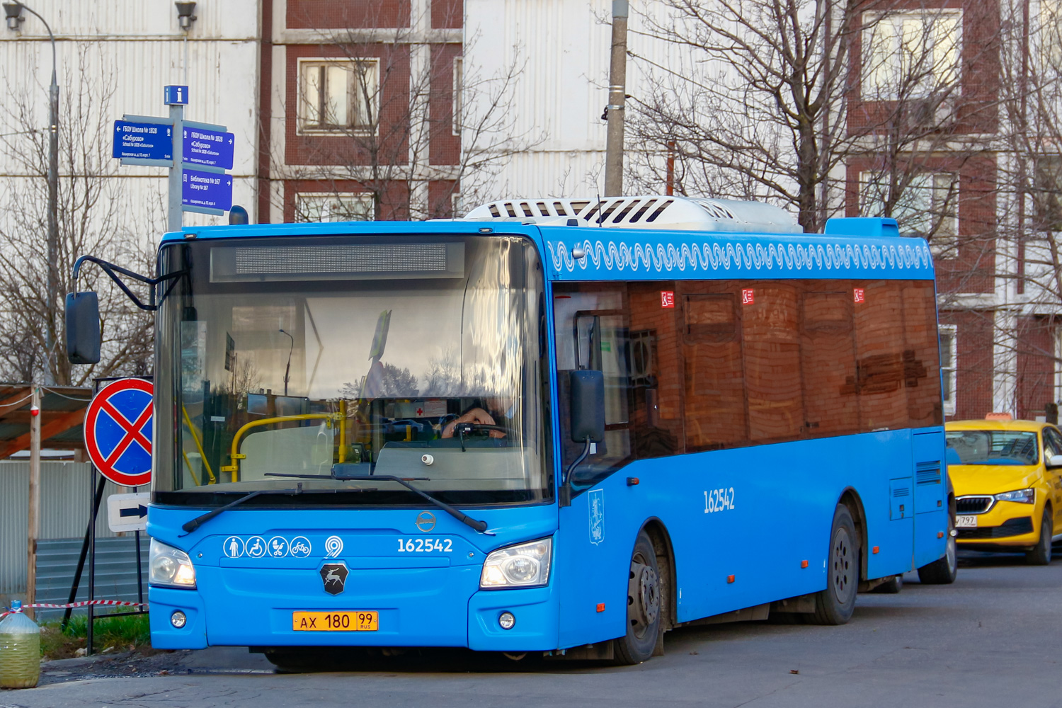 Moskva, LiAZ-4292.60 (1-2-1) č. 162542