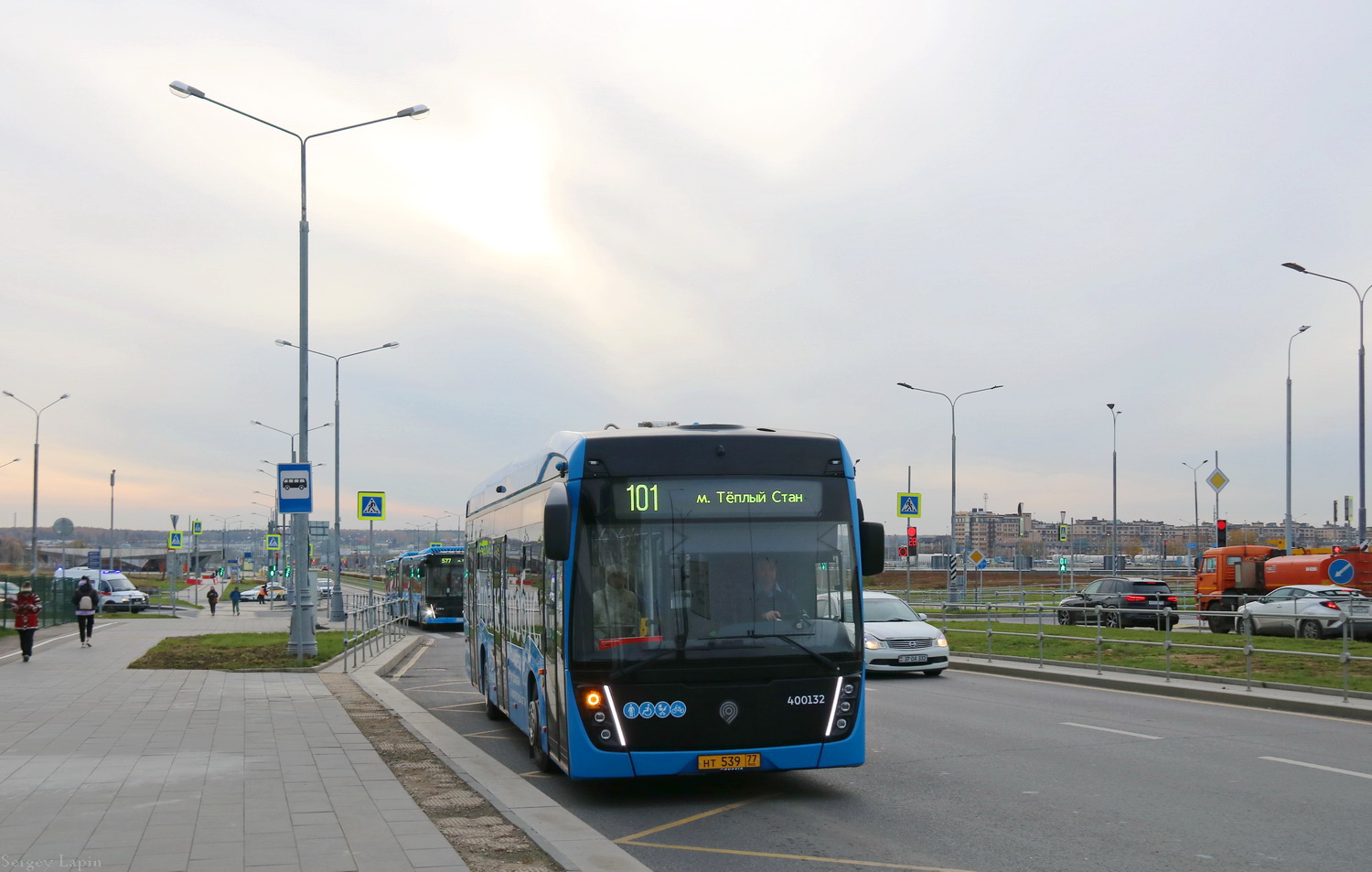 Moskau, KAMAZ-6282 Nr. 400132