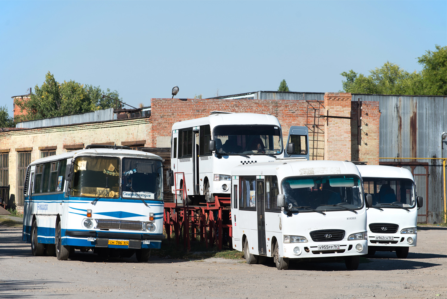 Ростовская область, ЛАЗ-695Н № СМ 786 61; Ростовская область, Hyundai County SWB C08 (ТагАЗ) № Х 955 РР 161