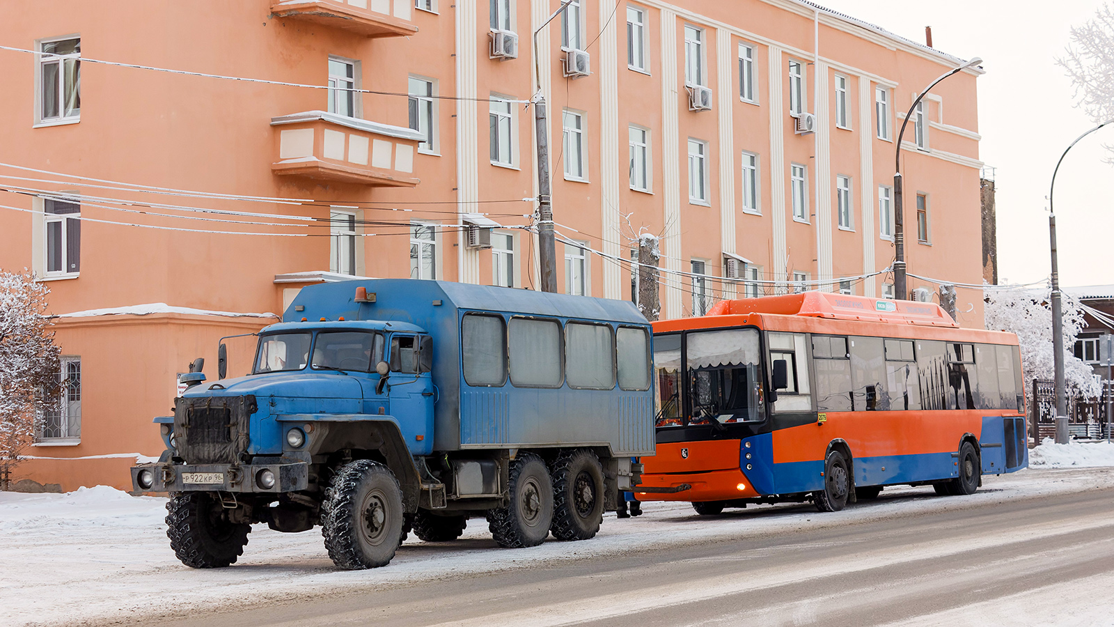 Свердловская область, Урал-3255* № Р 922 КР 96; Свердловская область, НефАЗ-5299-30-51 № КН 427 66