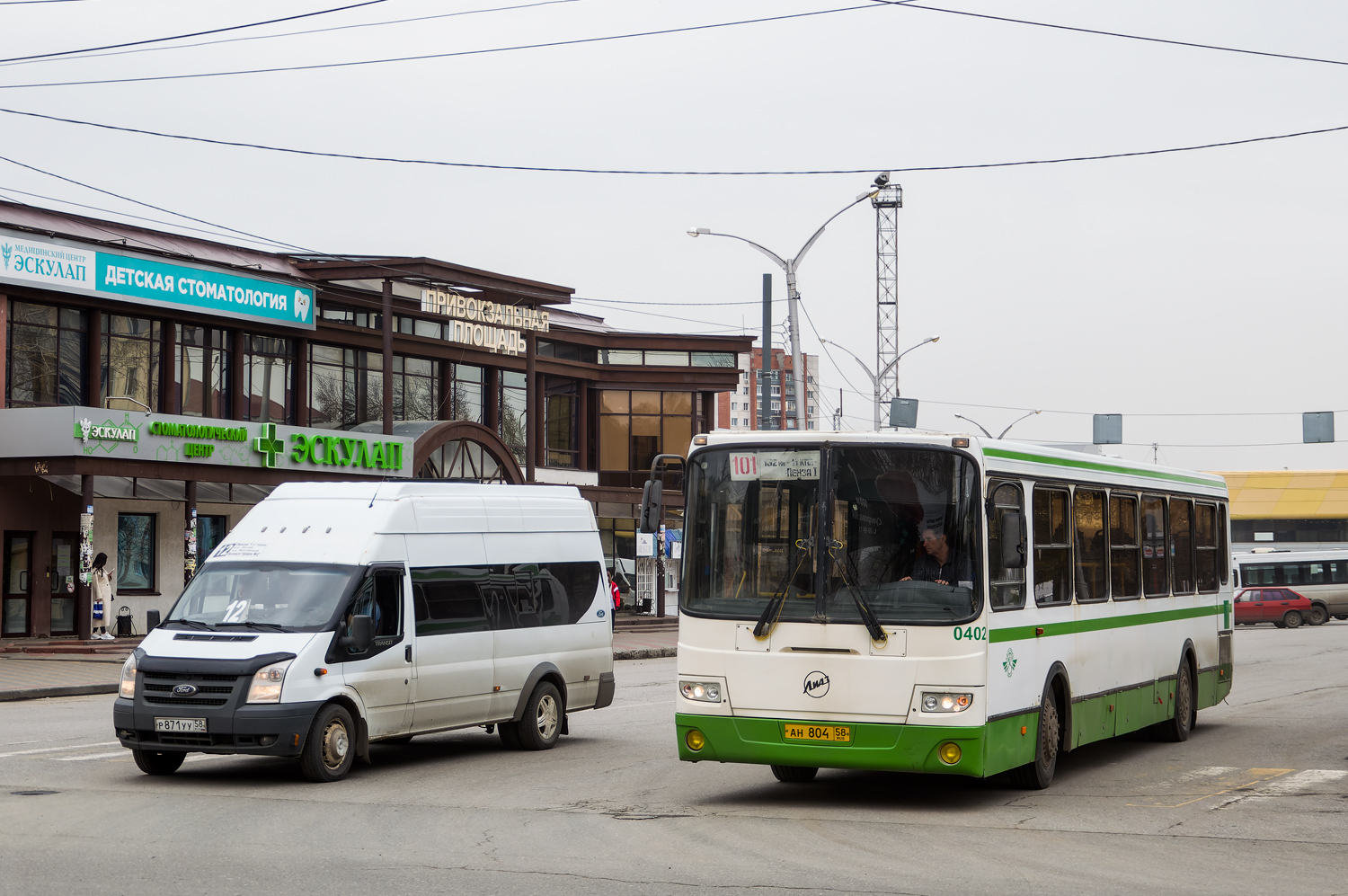 Пензенская область, Нижегородец-222708  (Ford Transit) № Р 871 УУ 58; Пензенская область, ЛиАЗ-5256.46 № 402