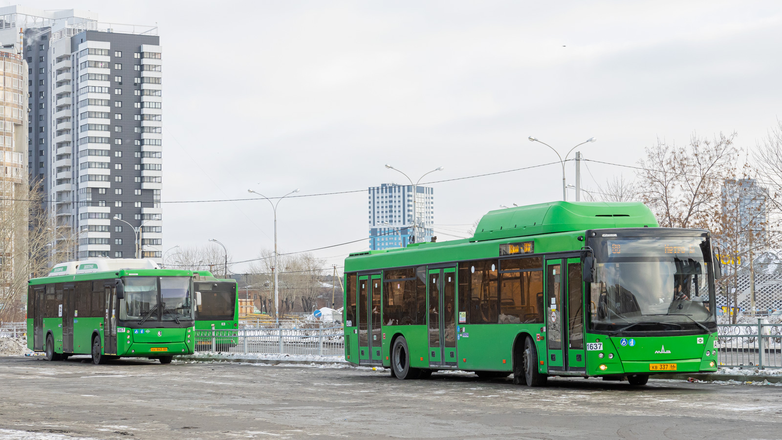 Sverdlovsk region, NefAZ-5299-40-51 č. 1967; Sverdlovsk region, MAZ-203.L65 č. 1637