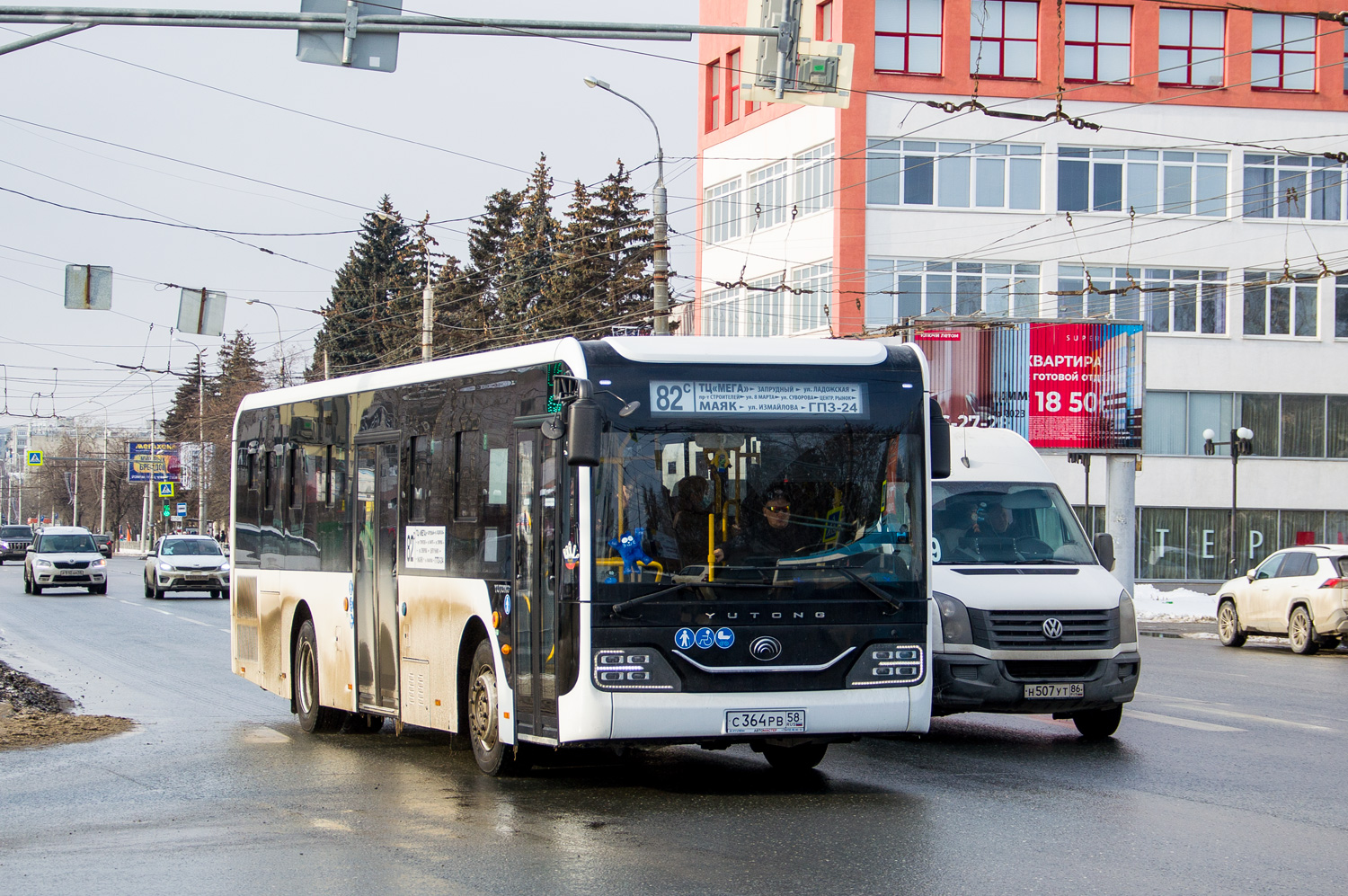 Пензенская область, Yutong ZK6116HG № С 364 РВ 58; Пензенская область, Луидор-223700 (Volkswagen Crafter) № Н 507 УТ 86