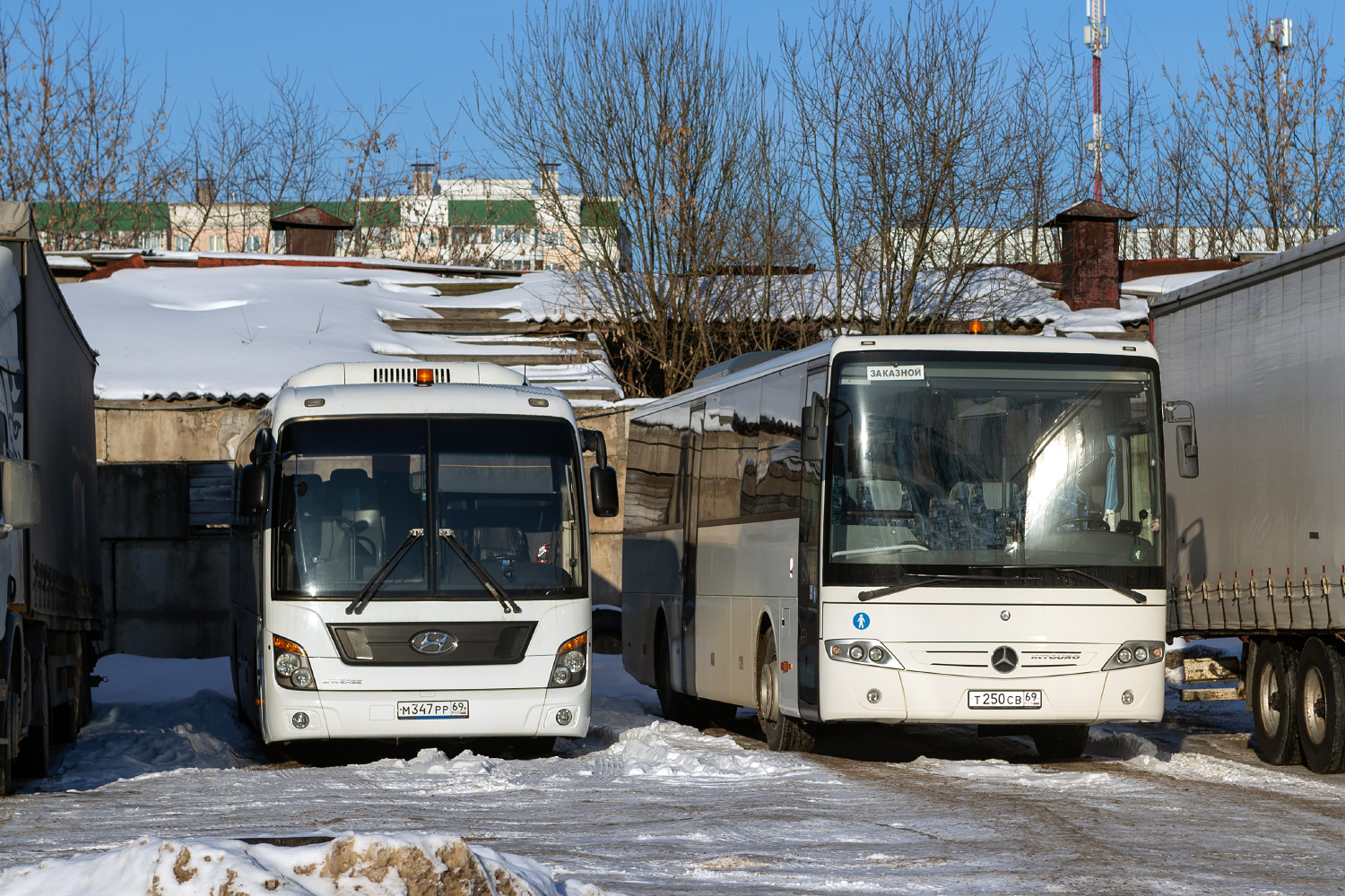 Тверская область, Hyundai Universe Space Luxury № М 347 РР 69; Тверская область, Mercedes-Benz Intouro II № Т 250 СВ 69
