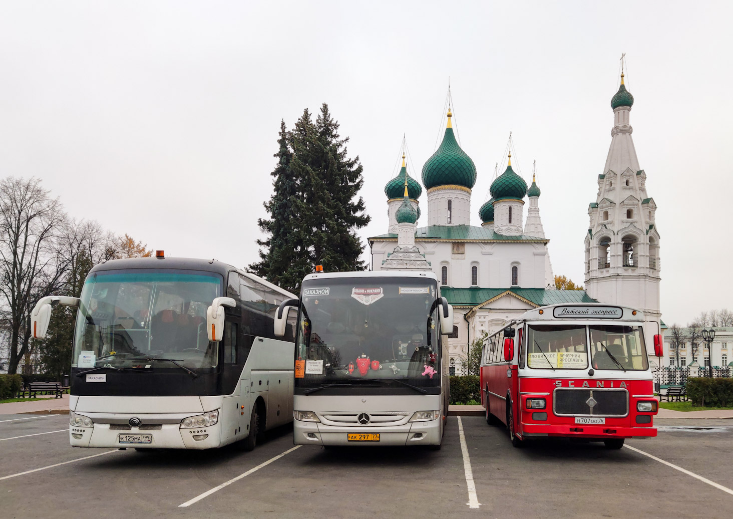 Moskva, Mercedes-Benz Tourismo II 15RHD č. АК 297 77; Jaroslavlská oblast, Repstad č. Н 707 ОО 76