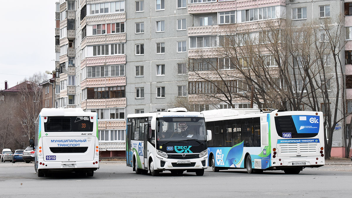 Omsk region, LiAZ-5292.67 (CNG) Nr. 1010; Omsk region, PAZ-320435-04 "Vector Next" Nr. 923; Omsk region — Bus stops