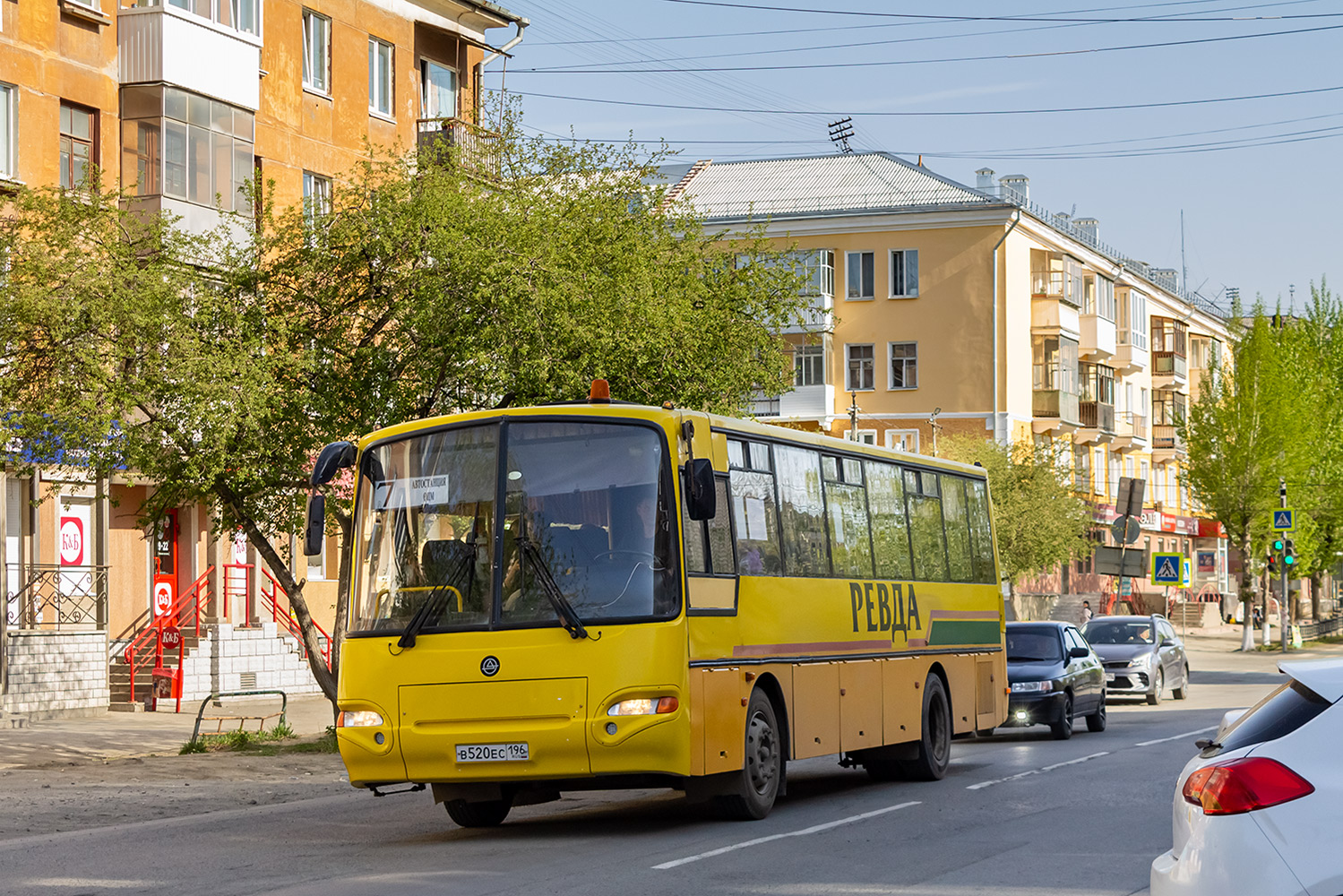 Свердловская область, КАвЗ-4238-41 № В 520 ЕС 196