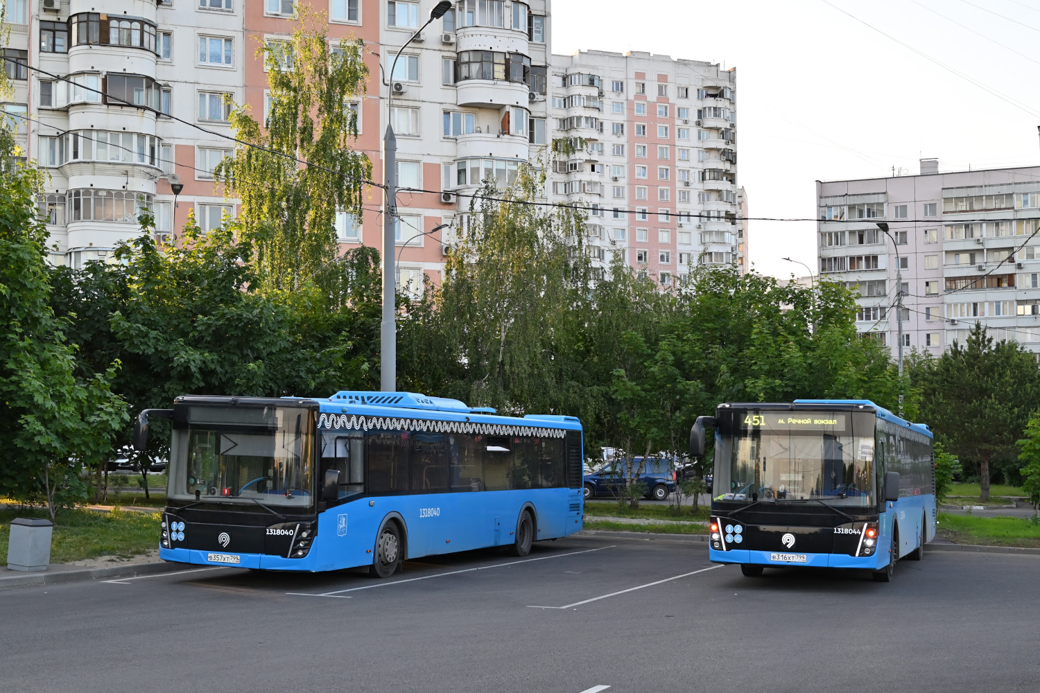 Москва, ЛиАЗ-5292.65 № 1318040; Москва, ЛиАЗ-5292.65 № 1318044