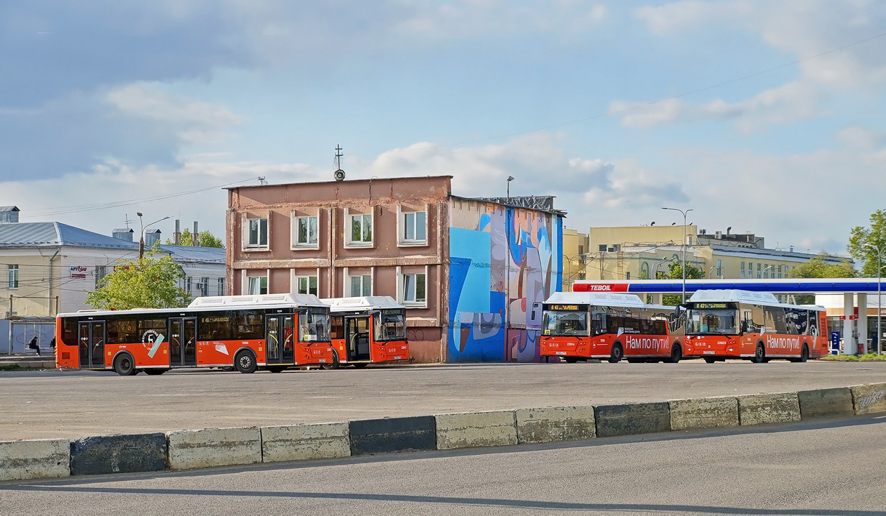 Нижегородская область, ЛиАЗ-5292.67 (CNG) № 22804; Нижегородская область, ЛиАЗ-5292.67 (CNG) № 22823; Нижегородская область — Автовокзалы, автостанции, конечные остановки и станции