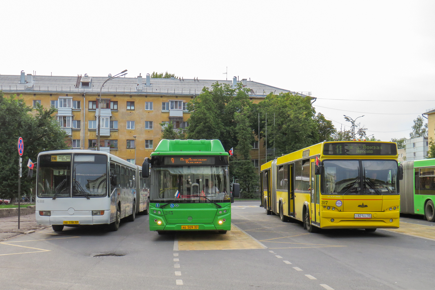 Псковская область, ЛиАЗ-5292.67 (CNG) № 243; Псковская область, МАЗ-105.465 № 287